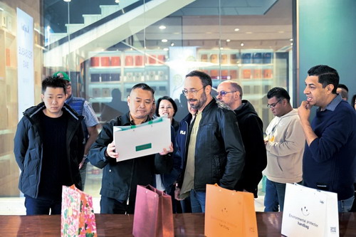 来自墨西哥的国际贵宾到我公司参观访问